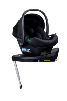 MOON Babyschale LOLA von schräg vorn auf der 360° IQ-Isofix Base mit Blick in den Innenraum