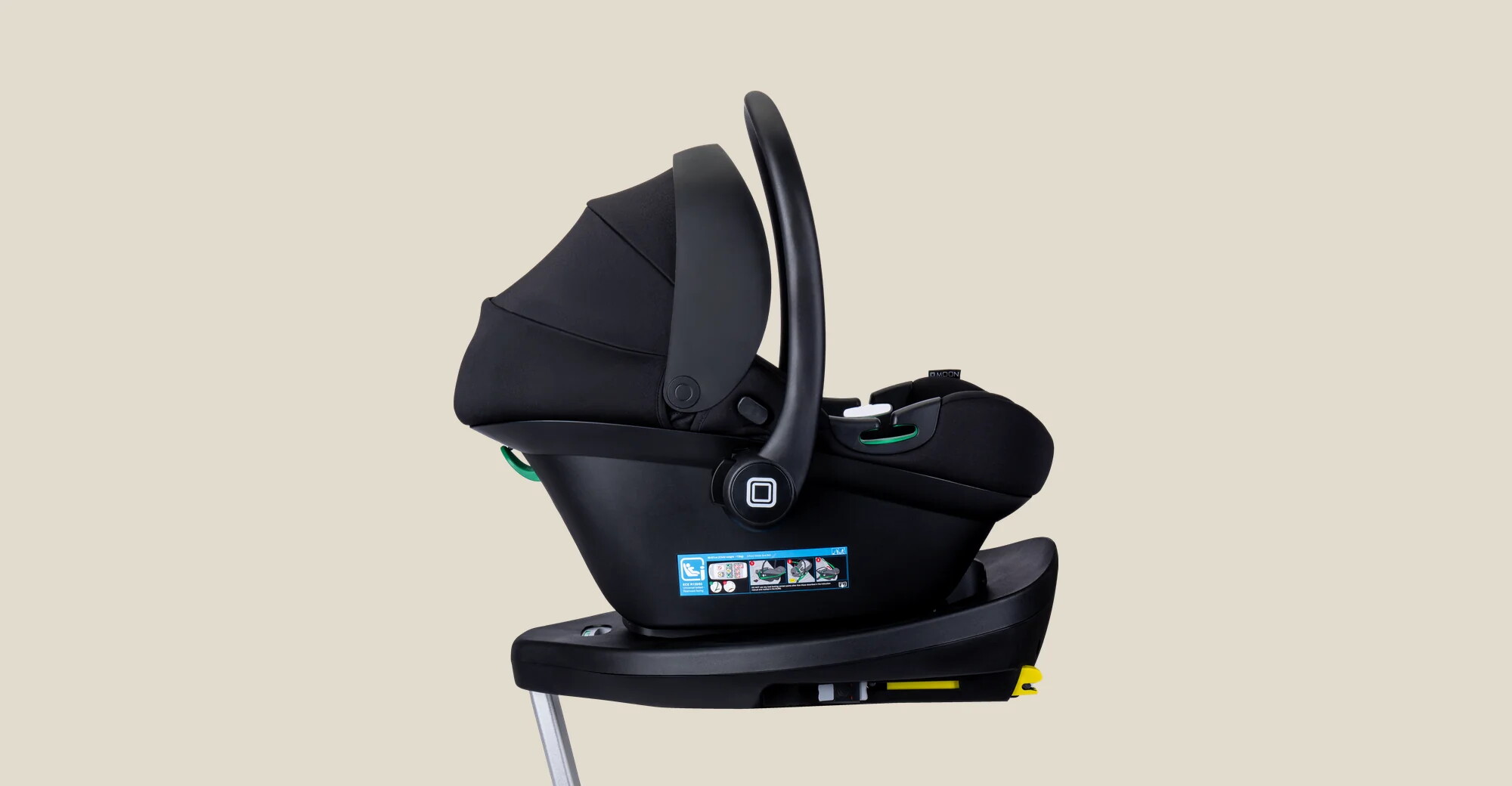 MOON Babyschale LOLA auf der 360° IQ-Isofix Base von der Seite