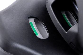 Zwei grün zeigende Anzeigefenster der MOON 360° IQ-Isofix Base