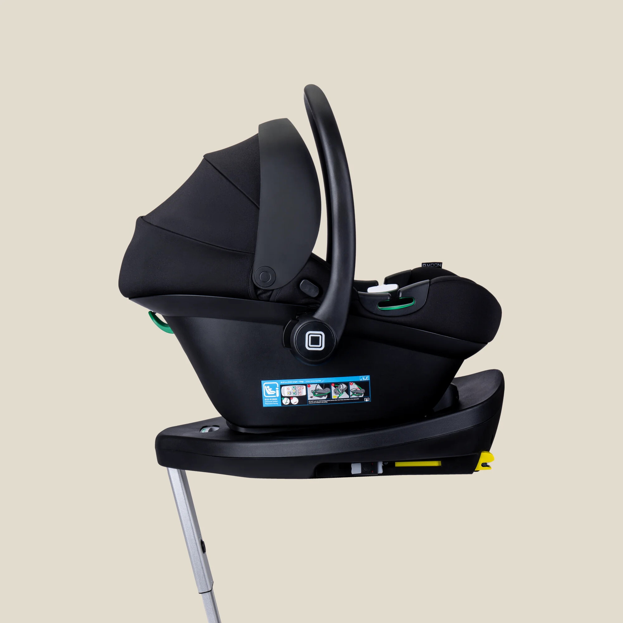 MOON Babyschale LOLA auf der 360° IQ-Isofix Base von der Seite