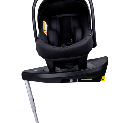 MOON Babyschale LOLA von vorn auf der 360° IQ-Isofix Base, Stützfuß ausgefahren