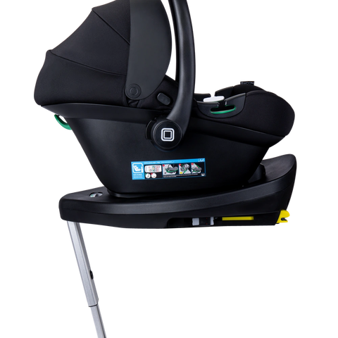 MOON Babyschale LOLA von der Seite auf der 360° IQ-Isofix Base, Sonnenverdeck ausgeklappt