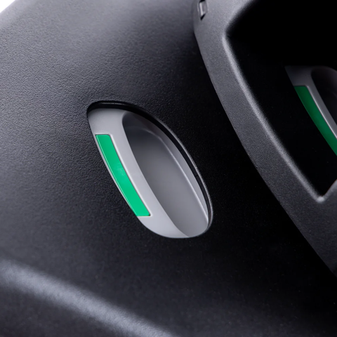 Zwei grün zeigende Anzeigefenster der MOON 360° IQ-Isofix Base