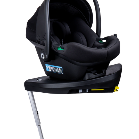 MOON Babyschale LOLA von schräg vorn auf der 360° IQ-Isofix Base mit Blick in den Innenraum