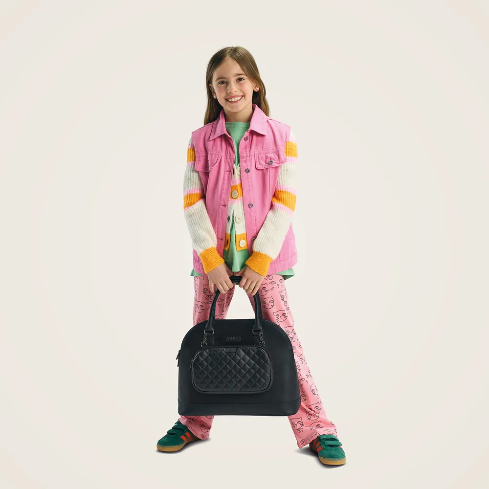 Mädchen trägt die MOON FASHION BAG Wickeltasche in Schwarz