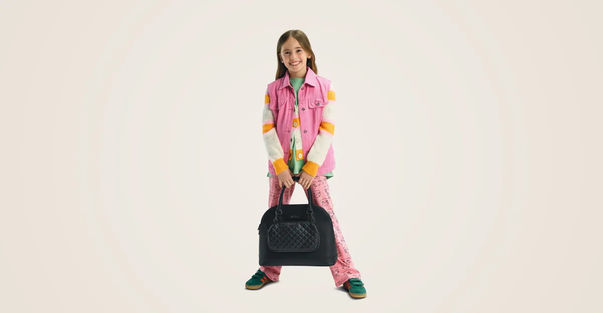 Mädchen trägt die MOON FASHION BAG Wickeltasche in Schwarz