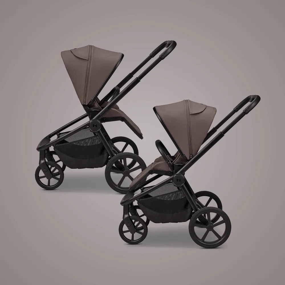 Zwei MOON Kinderwagen mit Sportsitz, einer mit Blick nach vorn, einer zur schiebenden Person