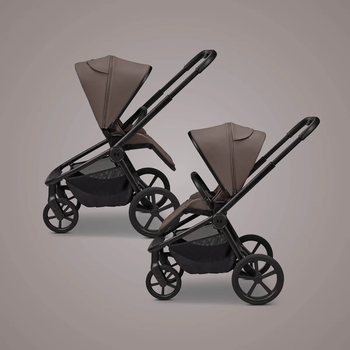 Zwei MOON Kinderwagen mit Sportsitz, einer mit Blick nach vorn, einer zur schiebenden Person