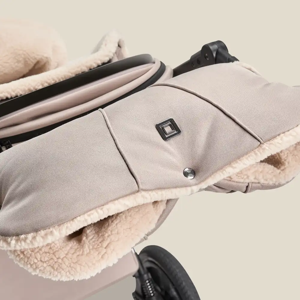 MOON PREMIUM Handmuff mit Teddyfell am Schieber eines Kinderwagens