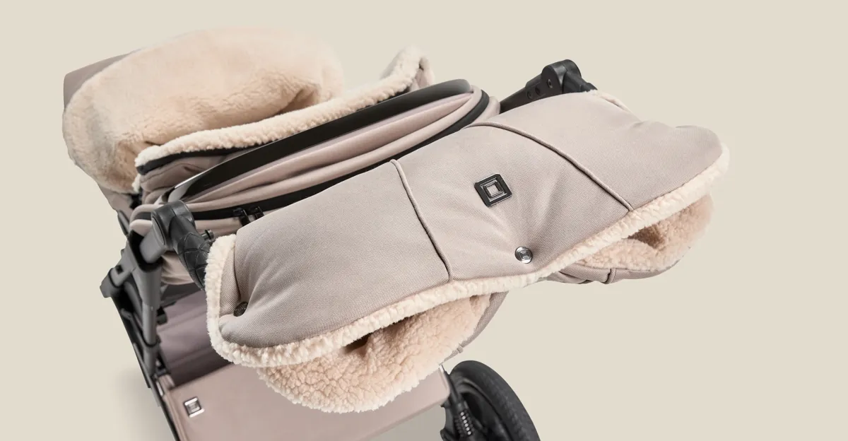 MOON PREMIUM Handmuff mit Teddyfell am Schieber eines Kinderwagens